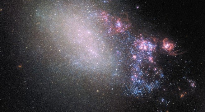 Foto do choque entre duas galáxias registrada pelo telescópio Hubble