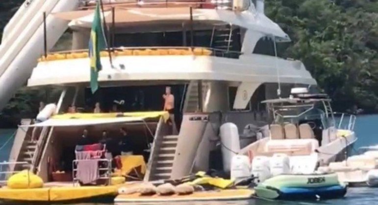 Em outubro de 2020, Huck foi duramente criticado após ser visto em iate luxuoso em Angra, no Rio 