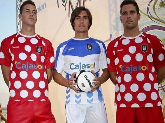 Huelva - Espanha - Bolinhas brancas no fundo vermelho. Lembra o quê? A Minnie, claro. Mas não combina com esses marmanjões da temporada de 2012/2013 do clube espanhol.  