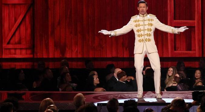 Em 'The Music Man', Hugh Jackman vive o vigarista Harold Hill 