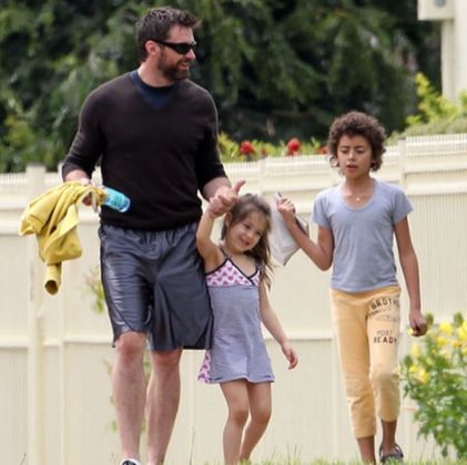 Hugh Jackman: Embora seja um tanto discreto quanto à vida pessoal, o eterno “Wolverine” foi um herói para duas crianças ao decidir adotá-las: Oscar e Ava.