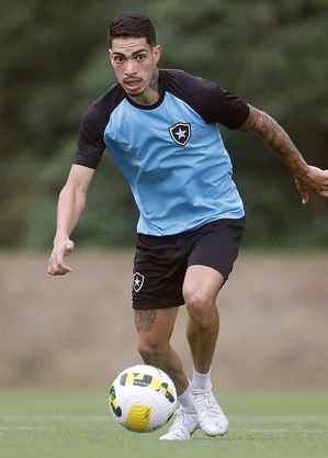 Hugo em atividade do Botafogo no CT Lonier