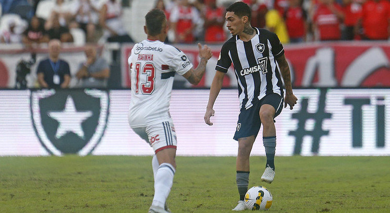 Hugo em duelo com Rafinha, na vitória do Botafogo por 1 a 0 sobre o São Paulo