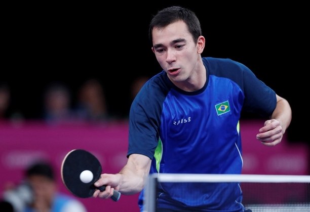 Hugo CalderanoModalidade: tênis de mesaQuarto melhor atleta no ranking mundial, Hugo é o grande nome do tênis de mesa brasileiro após a aposentadoria de Hugo Hoyama. O ótimo desempenho recente, com vitórias em circuitos disputados neste ano, o referenda como grande favorito a subir ao posto mais alto do pódio em Santiago