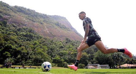 Hugo em treino do Botafogo