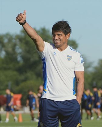 Hugo Ibarra foi o treinador argentino que venceu o Campeonato Argentino com o Boca Juniors e a Copa da Liga Argentina em 2022. O treinador abriu a lista dos 10 melhores técnicos do mundo, justamente como o 10º melhor treinador da temporada