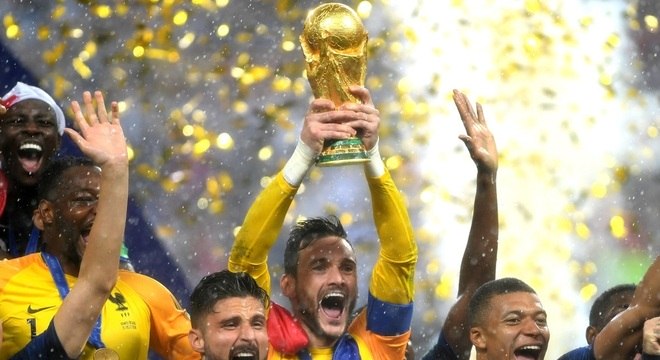 Franceses realizam sonho de erguer a taça da Copa do Mundo; Fotos, Copa do  Mundo