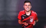 Hugo Moura, volante de 24 anos, pertence ao Flamengo até o final de 2023. O jogador está emprestado para o Athletico Paranaense até o fim de 2022.