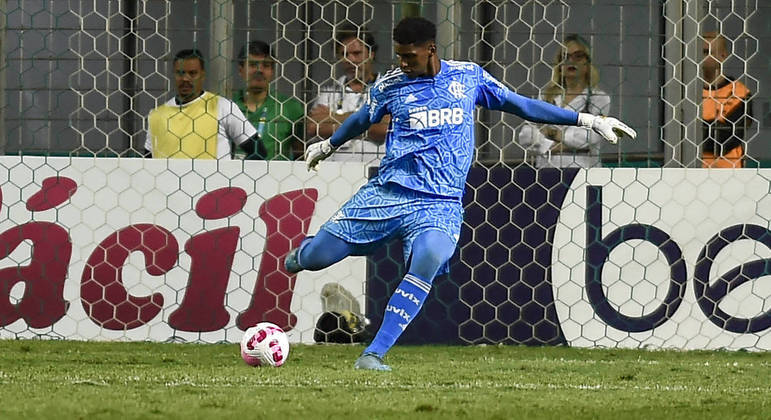 Hugo Souza foi titular contra o América Mineiro