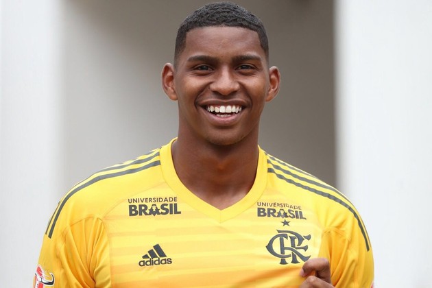 Hugo Souza - O jovem goleiro do Flamengo de 21 anos era o terceiro goleiro da equipe, mas ganhou chances com os desfalques de Diego Alves e César. Já foi convocado por Tite para ganhar experiência