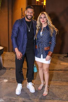 Hulck Paraiba e Camila na festa de Simone