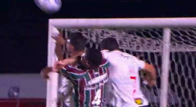 Hulk acerta o rosto de Lucca Claro. Pênalti de graça para o Fluminense