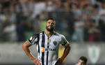 O Galo tropeçou no Campeonato Brasileiro! Mesmo saindo na frente, o Atlético-MG levou o empate do Coritiba, no último sábado (23), na Arena Independência. O clube mineiro estava vencendo por 2 a 0 e garantindo a liderança do Brasileirão, mas foi surpreendido com um gol de Igor Paixão e outro de Adrian Martinez*Estagiário do R7, sob supervisão de Pietro Otsuka