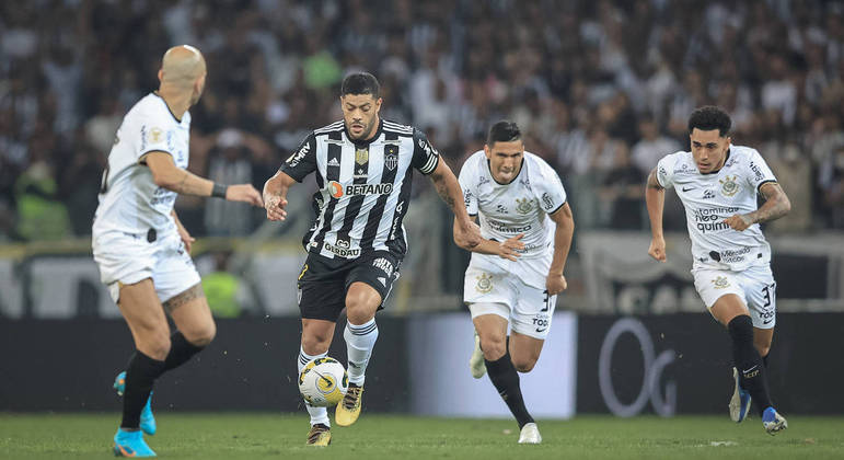 Hulk domina a bola diante de três defensores do Corinthians, que venceu no Mineirão