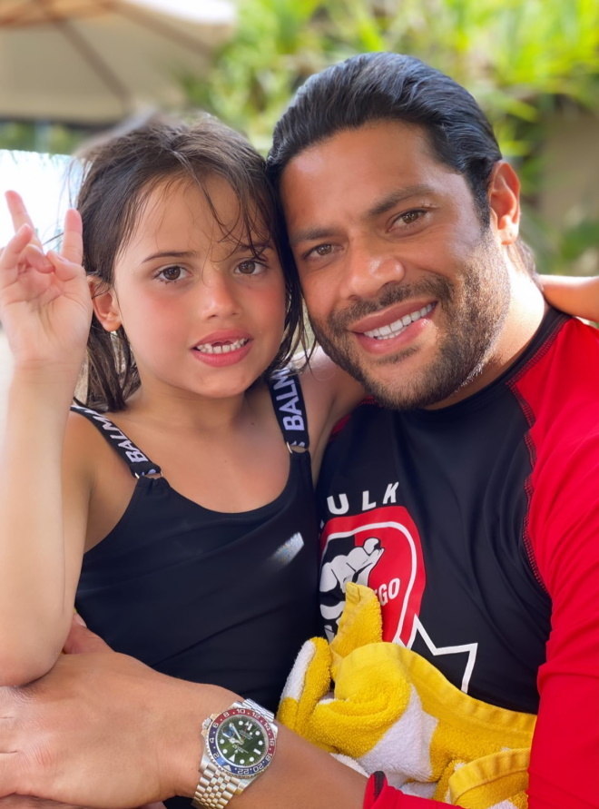 Hulk Paraíba posa com todos os filhos e Camila Ângelo em passeio