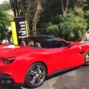 Hulk chegou ao treino ostentando sua Ferrari conversível
