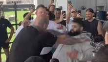 Hulk Iraniano é agredido por rival, tenta reagir, mas volta a cair; veja