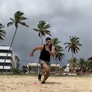 Hulk treinou na praia do Bessa