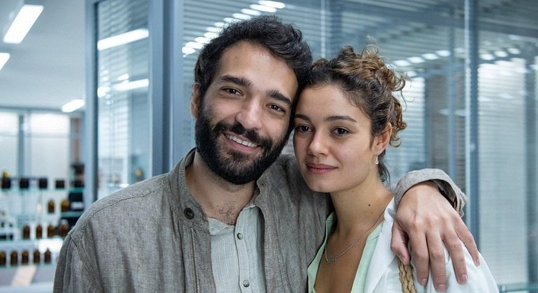 Humberto Carrão e Sophie Charlotte, dois dos protagonistas de "Todas as Flores" 