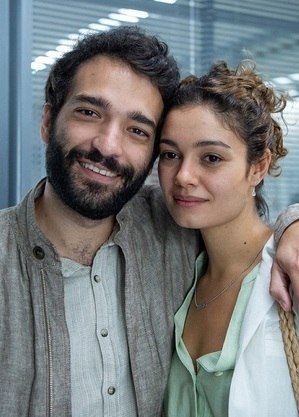 Sophie com seu par romântico na novela, Humberto Carrão