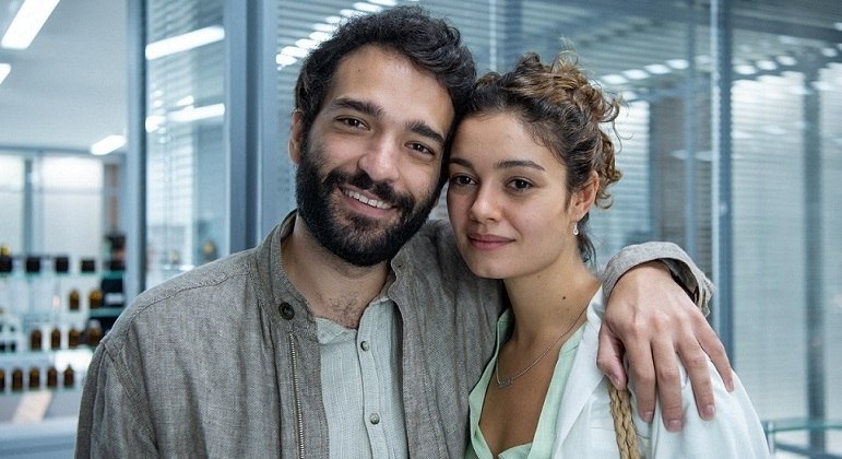 Humberto Carrão e Sophie Charlotte, Rafael e Maíra em “Todas as Flores”