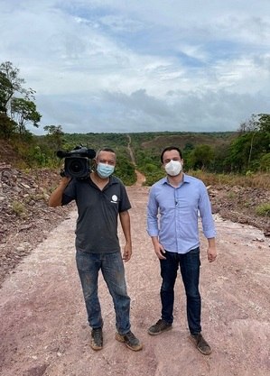 O cinegrafista Humberto Lima e o repórter Marc Souza na BR-235, no interior do Tocantins