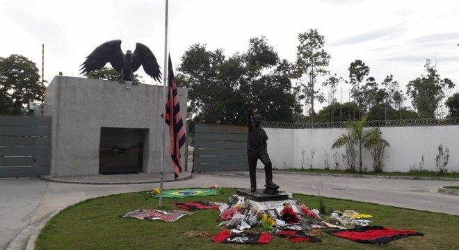 Homenagens às vítimas em frente ao Ninho do Urubu 