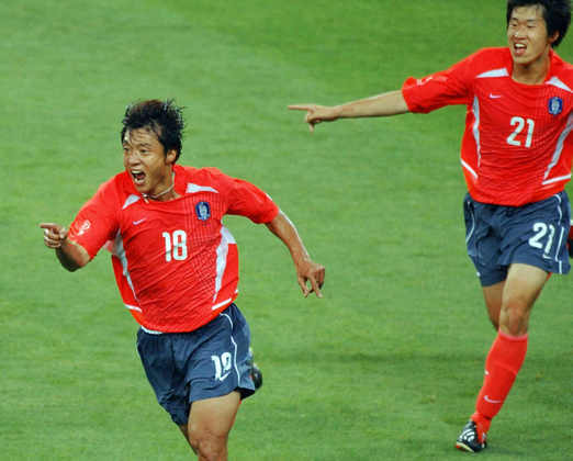 Hwang Sun-Hong (Coreia do Sul): 4 Copas do Mundo (1982, 1986, 1990 e 1998).