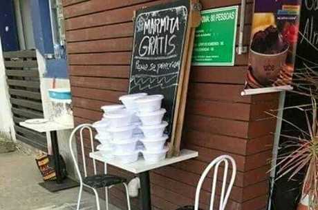 "Marmita grÃ¡tis. Peque se precisar" diz a placa