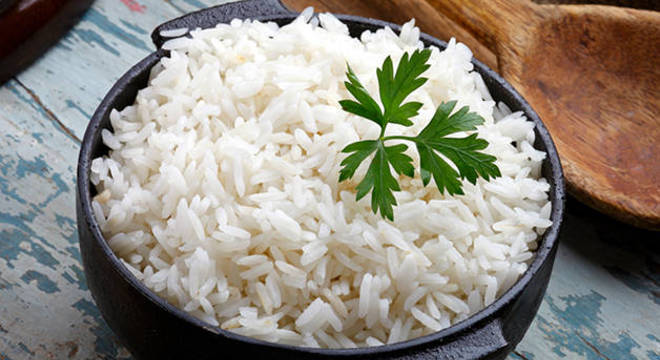 Lavar o arroz deixa ele mais grudado depois de pronto