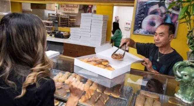 John em sua loja de donuts