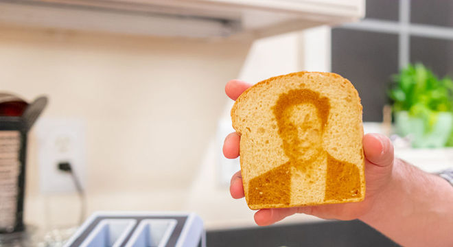 CyberToaster faz torradas com a cara de Elon Musk
