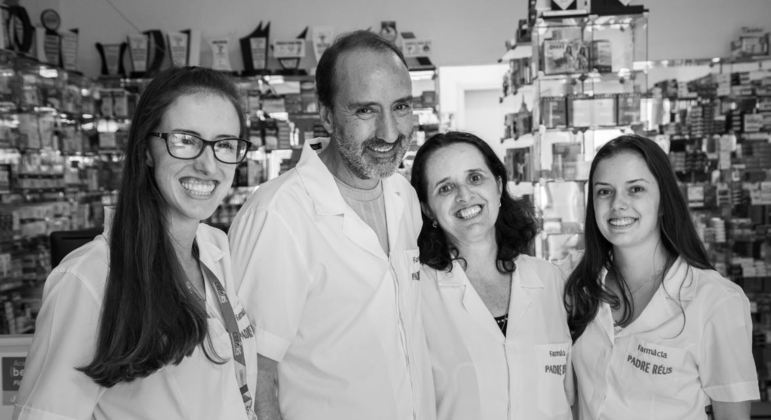 O documentário mostra as relações de afeto entre farmacêuticos e seus atendidos