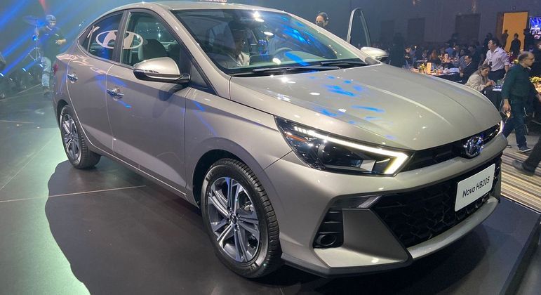 Dianteira da versão sedã segue o mesmo padrão do hatchback