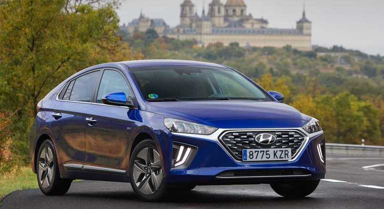 Hyundai Ioniq tem uma ampla grade frontal e faróis em forma de gota
