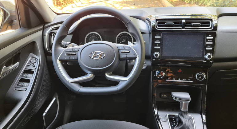 Central multimídia integrada ao painel e o volante esportivo do Hyundai Creta