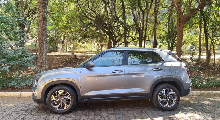 Nas laterais, Hyundai Creta conta com vincos marcantes nas portas