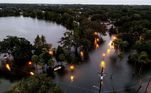 Área próxima ao centro de Orlando totalmente submersa após a passagem do furacão