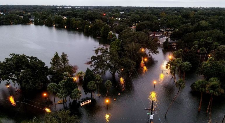 Centro de Orlando, na Flórida, ficou submerso após passagem do furacão
