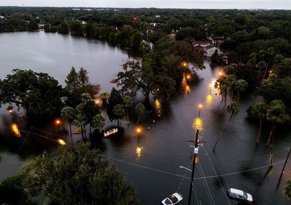 Área próxima ao centro de Orlando totalmente submersa após a passagem do furacão