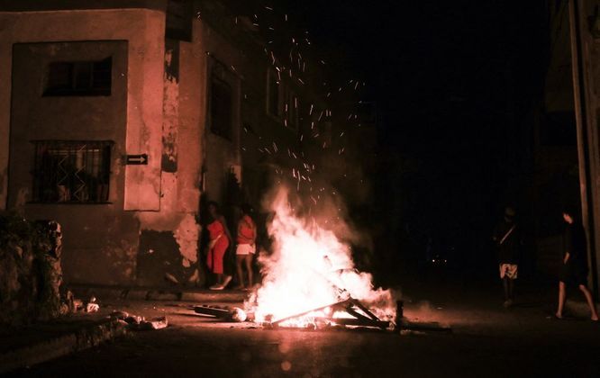 Pessoas ao redor de uma fogueira em Havana, nesta quinta, em uma área da cidade que ainda estava sem energia elétrica. O furacão Ian chegou a pôr Cuba totalmente na escuridão na quarta (28)
