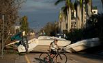 Barcos arrastados pela força dos ventos para uma rua da cidade de Bonita Springs, na Flórida