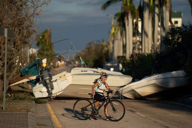 Barcos arrastados pela força dos ventos para uma rua da cidade de Bonita Springs, na Flórida