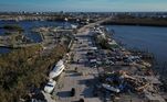 Vista aérea mostra muita destruição e até barcos jogados nesta estrada de Fort Myers
