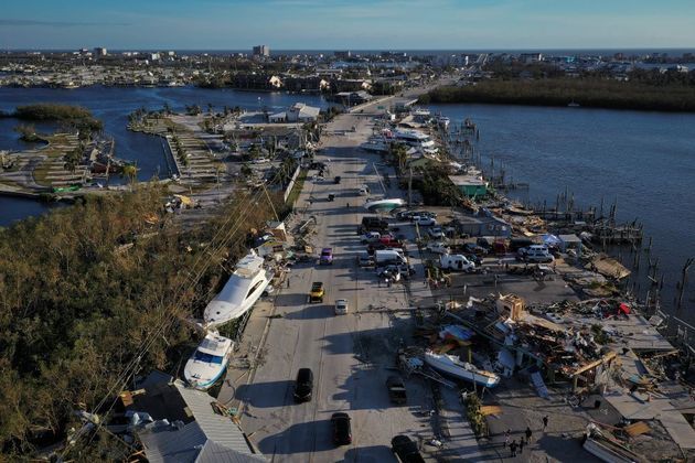 Vista aérea mostra muita destruição e até barcos jogados nesta estrada de Fort Myers