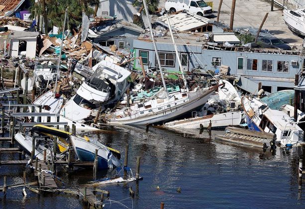 Barcos empilhados após a passagem do furacão em Fort Myears