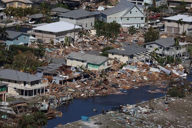 Casas e comércios locais também sofreram danos severos em Fort Myers