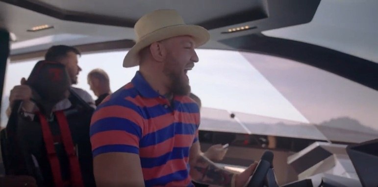 McGregor aproveitou o fim de semana para fazer um test drive com o novo brinquedinho, que ele mesmo apelidou de 'o supercarro dos mares'
