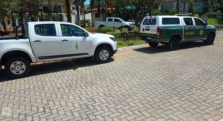 Veículos do Ibama em frente à casa do ex-ministro e ex-secretário de Segurança do DF Anderson Torres nesta sexta-feira (24)