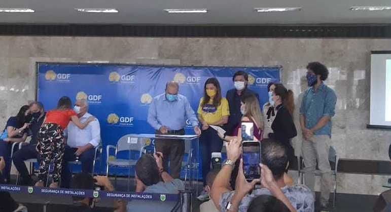 Governador Ibaneis Rocha assina nomeação de servidores no Palácio do Buriti